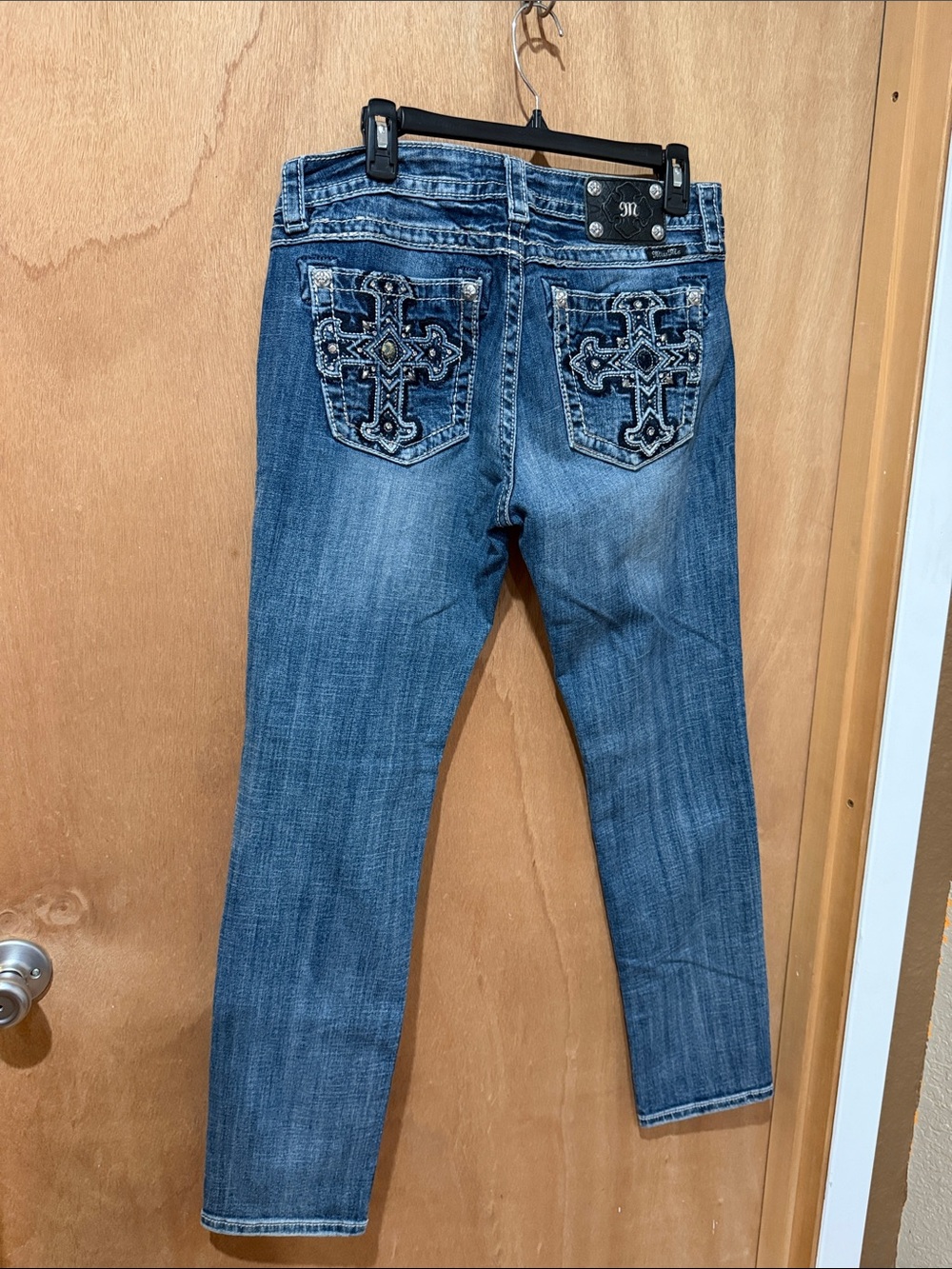 Miss Me Medium Blue Signature Skinny Jeans w/Embroidered Cross Pockets size 32